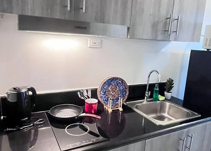 Unistay Coast Res R19 W Bal Sunset Vw Worldtrade Apartment Manila